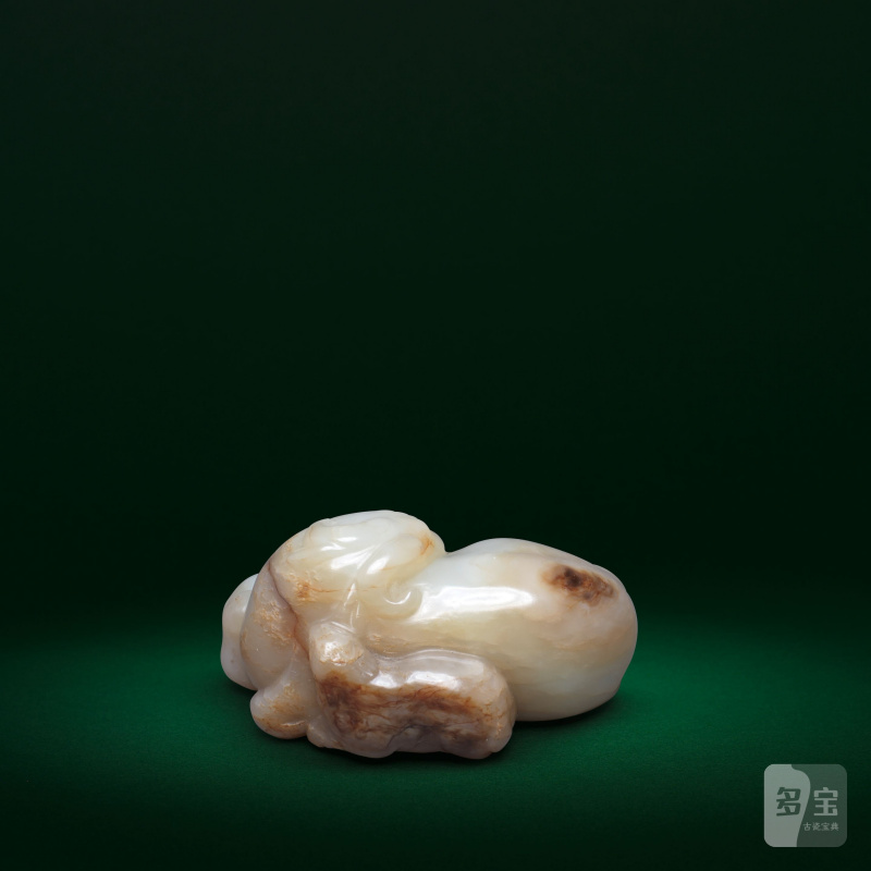 明 青玉雕三羊開泰擺件 | A PALE GREEN AND RUSSET JADE CARVING OF THREE RAMS 'SANYANG' - 图2